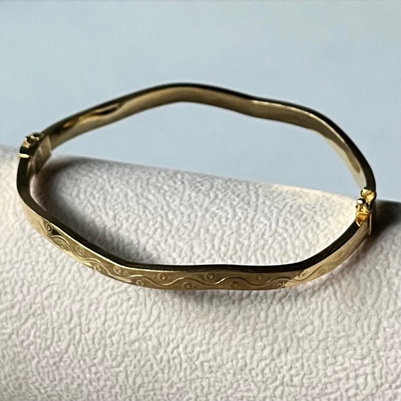 B010 | Etched Wavy Bangle Bracelet - Picture 1 of 6
